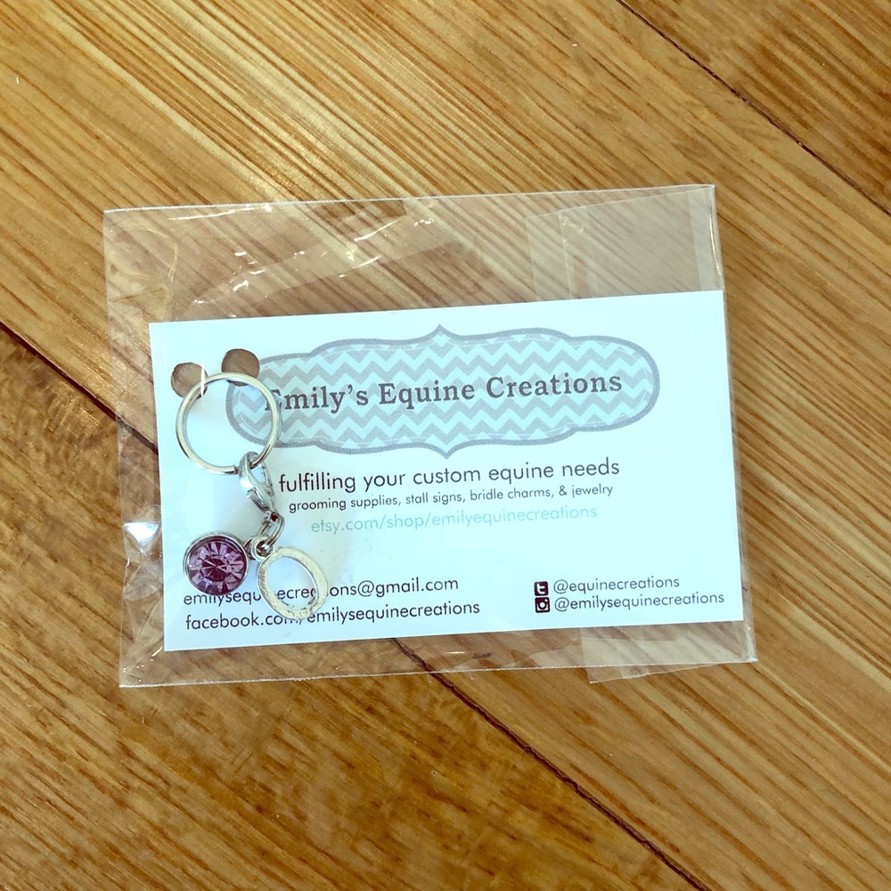 Horse spur charm “O” and purple crystal